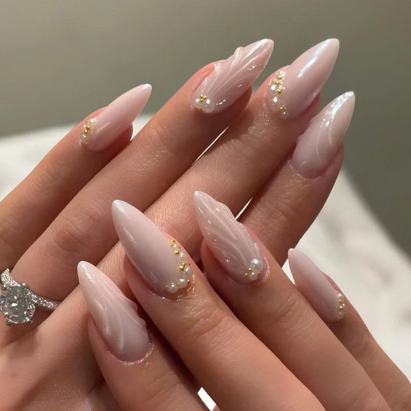 Elegante Nagelkunst im maritime Design mit Glitzer und 3D-Akzenten Karnz
