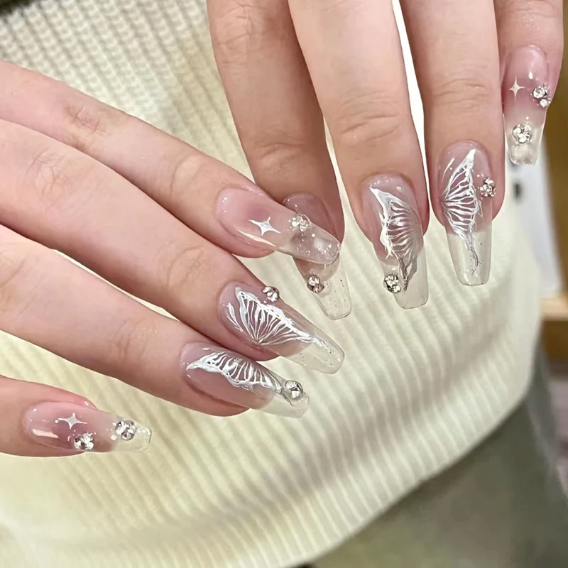 Elegante Kunstnägel mit floralen Designs und Glitzerakzenten Karnz