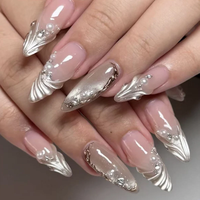 Elegante Kunstnägel mit floralen Akzenten Karnz