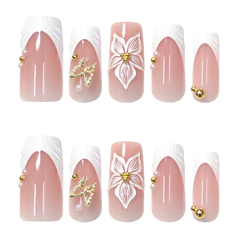 Elegante Kunstnägel mit floralem Design und Goldakzenten Karnz