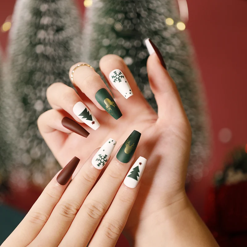 Elegante Acryl-Nägel mit goldenen Akzenten Karnz