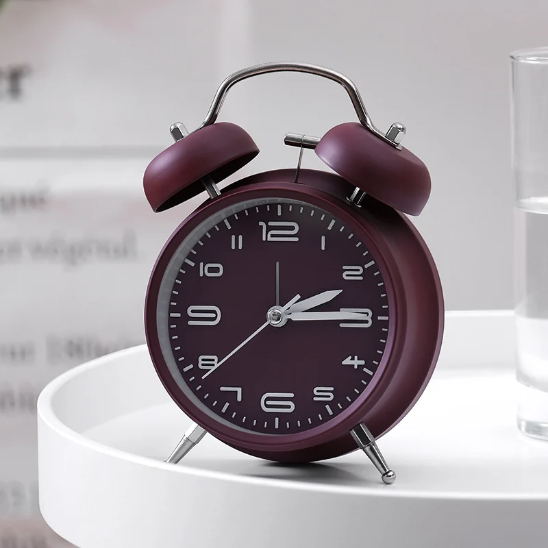 Klassischer Alarmwecker mit Modernen Akzenten Karnz