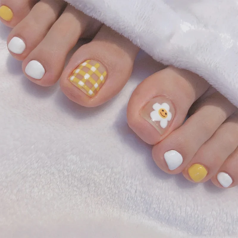 Artful toenail design with cheerful flower motifs Stornfield