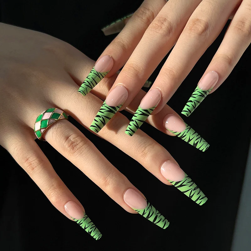Artistic fingernails with trendy zebra design Stornfield