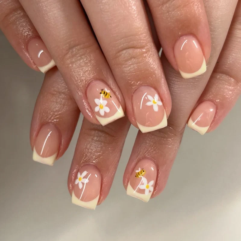 Artificial nail art with flower and bee motifs Stornfield