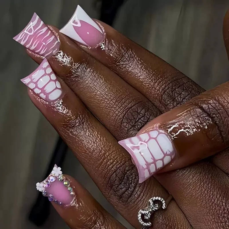 Glamouröse Blumenschmuck-Nagelverlängerungen Karnz