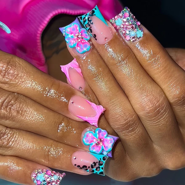 Glamouröse Blumenschmuck-Nagelverlängerungen Karnz