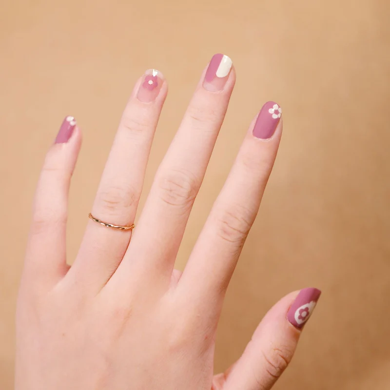 Artificial nail design with heart motif Stornfield