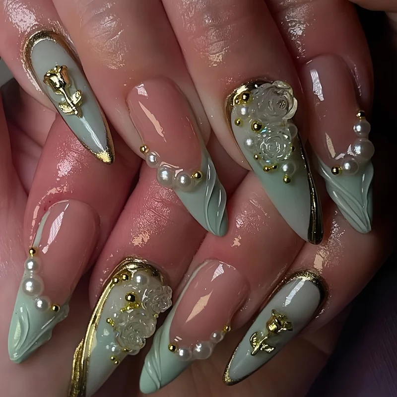 Dekorative skulptierte Nagelverstärkungen Karnz