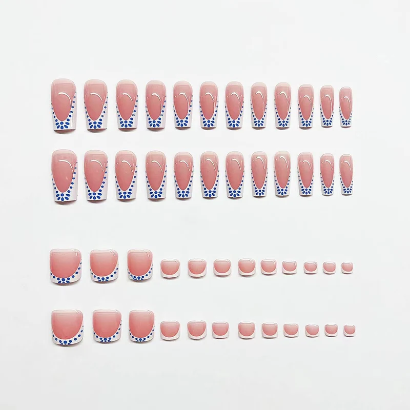 Künstlerische French Tip Nagelverzierungen Karnz
