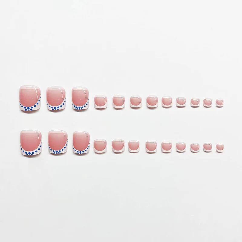 Künstlerische French Tip Nagelverzierungen Karnz