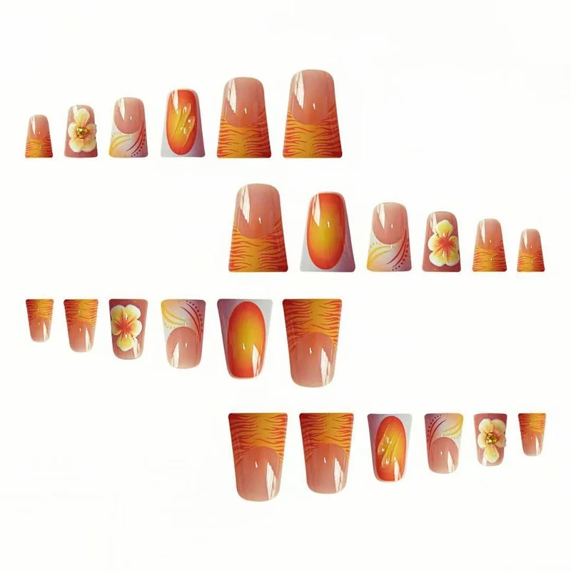 Künstlerisches Florales Press-On Nageldesign Karnz