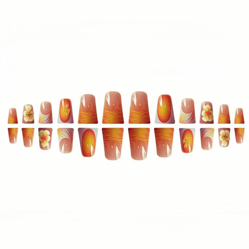 Künstlerisches Florales Press-On Nageldesign Karnz