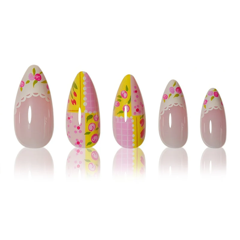Künstlerische Floral Nagelverzierungen Karnz