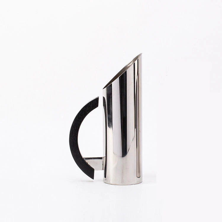 Stylischer geometrisch geformter Krug