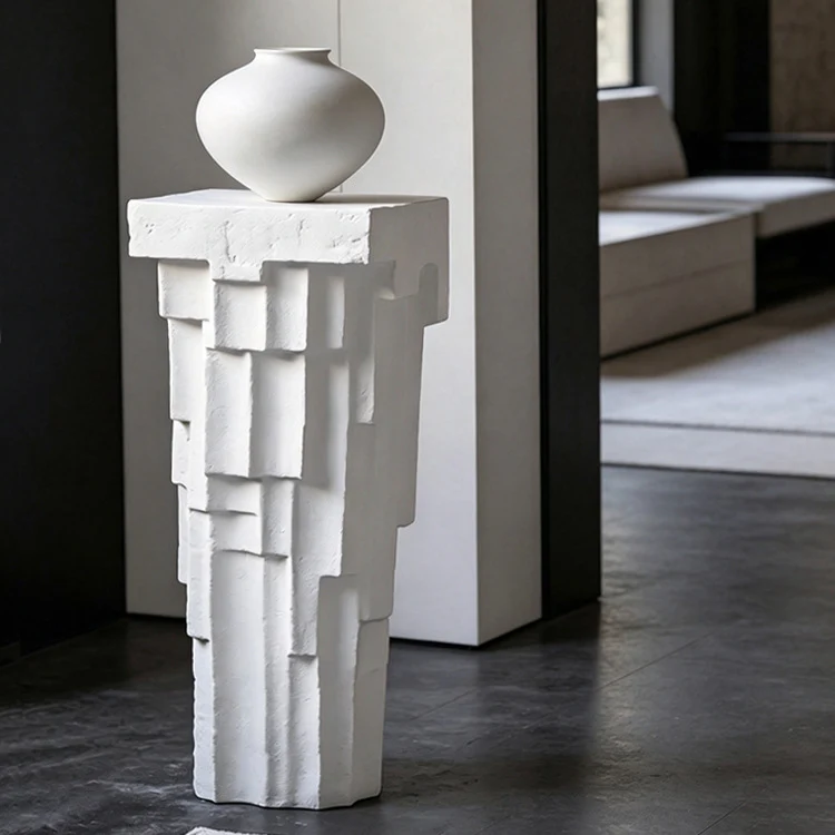 Skulpturaler Geometrischer Beistelltisch