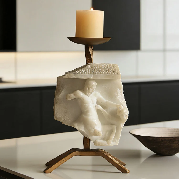 Skulpturaler Kerzenhalter