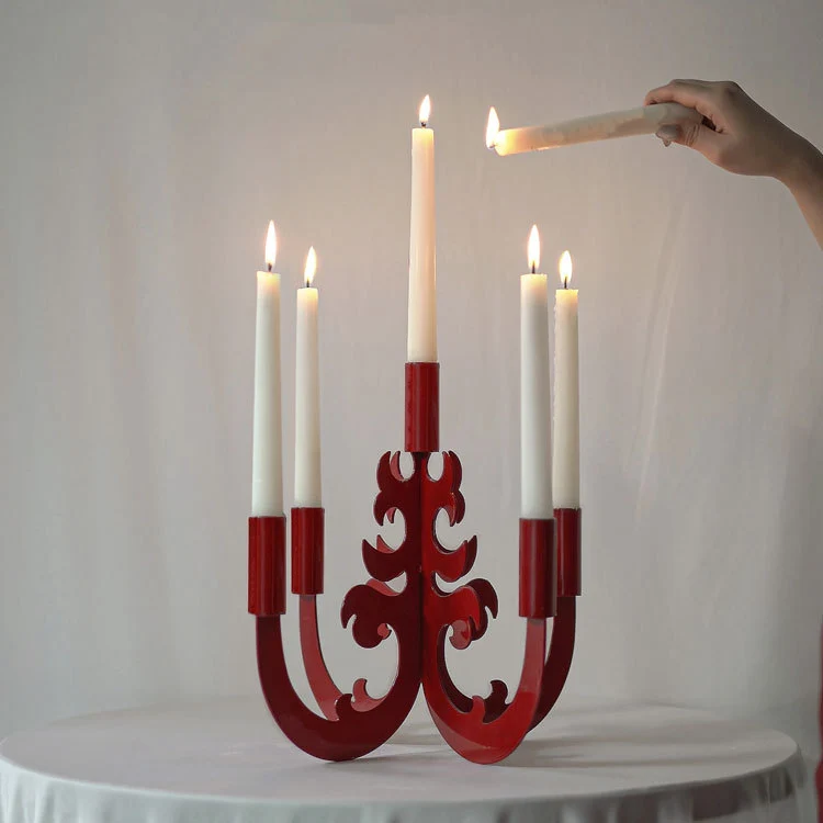 Verschnörkelter Metallkerzenhalter