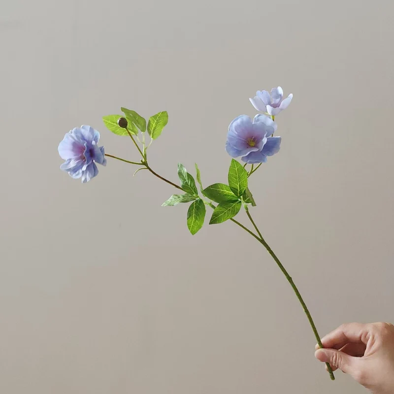 Künstlicher Blumenstängel mit lebensechten Blüten