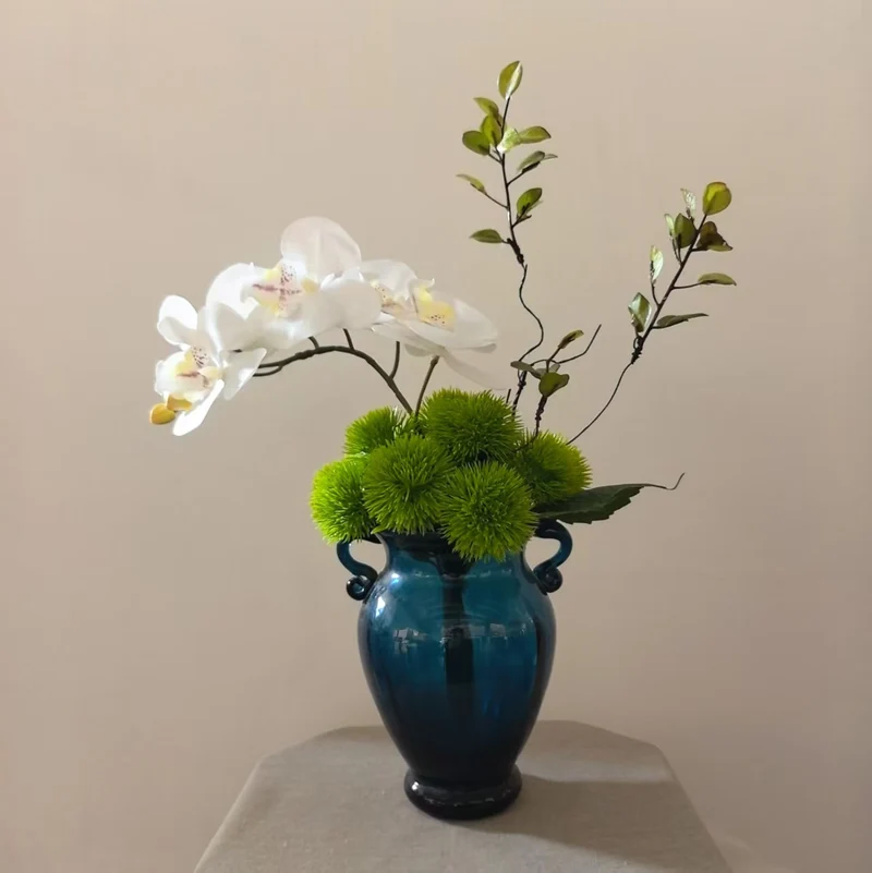 Elegante dekorative Orchideenarrangement