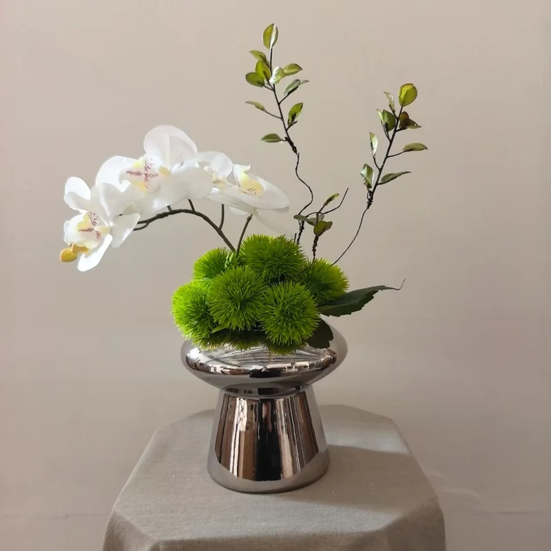 Elegante dekorative Orchideenarrangement