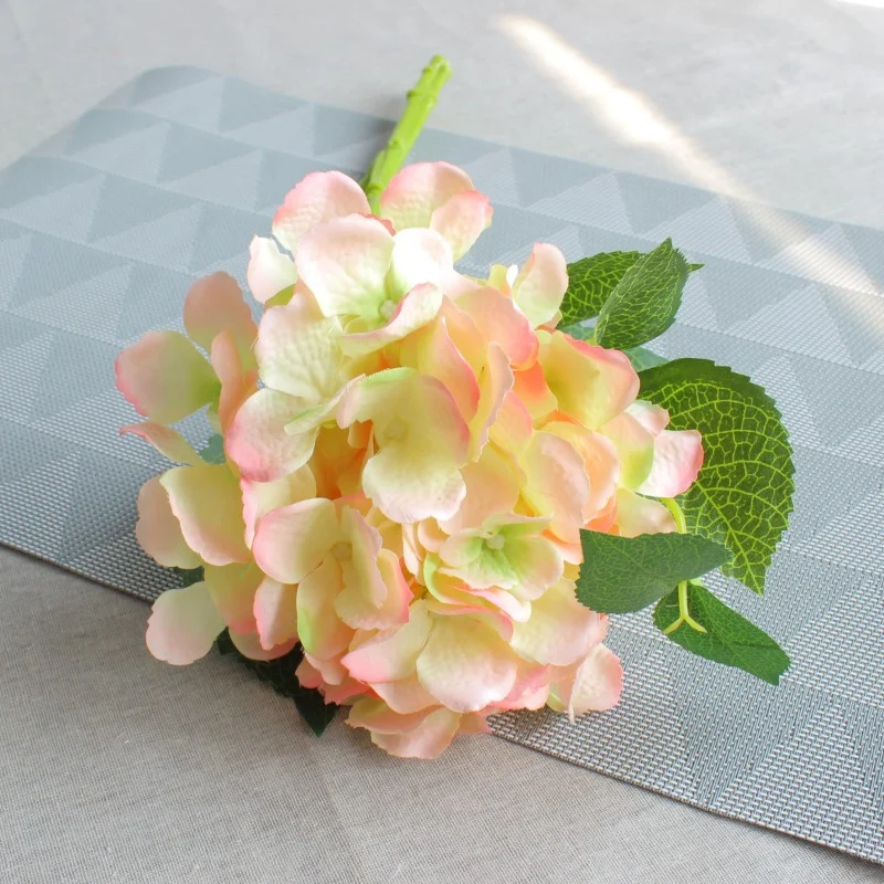 Dekorativer künstlicher Blumenstrauß