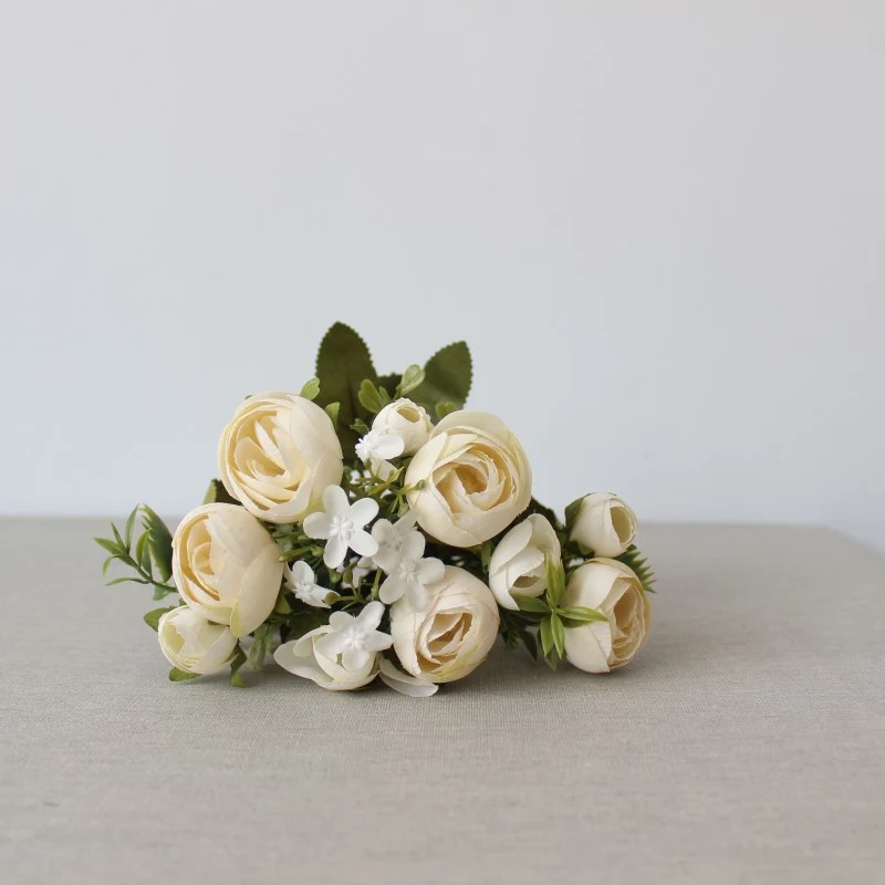 Künstlicher Blumenstrauß mit realistischen Rosen