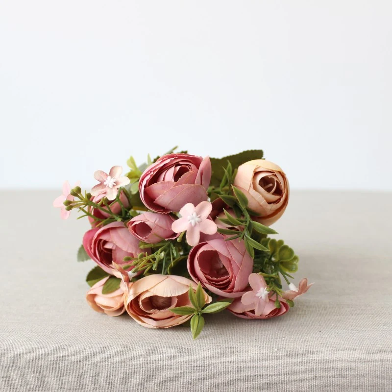 Künstlicher Blumenstrauß mit realistischen Rosen