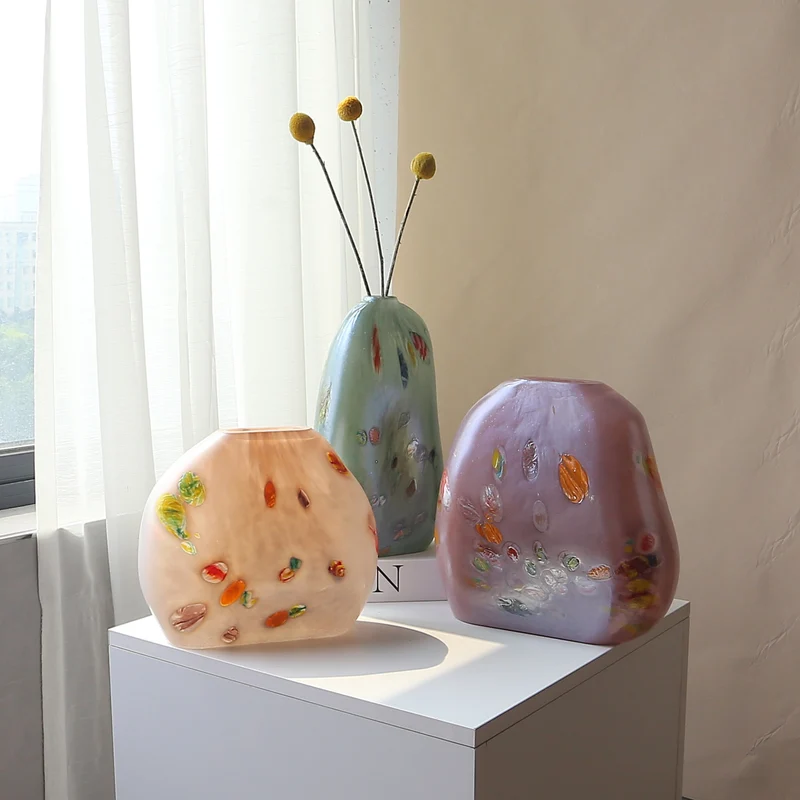 Handgeblasene skulpturale Flachprofil-Kunstglas-Vase Karnz