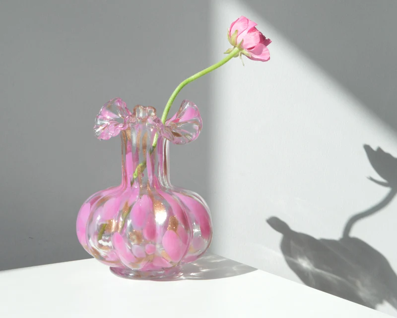 Mouthblown Ruffled-Rand bauchige Kunstglas Bud Vase Karnz