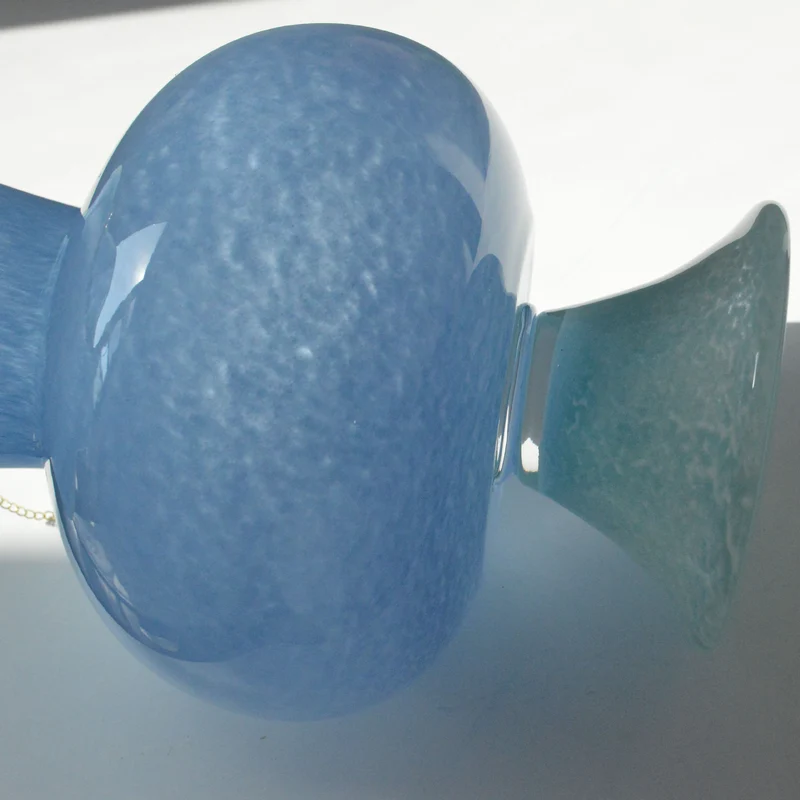 Handgeblasene Vase aus Kunstglas mit rüschigem Rand und Bulb-on-Pedestal Karnz