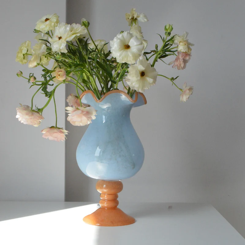 Handgeblasene Vase aus Kunstglas mit rüschigem Rand und Bulb-on-Pedestal Karnz