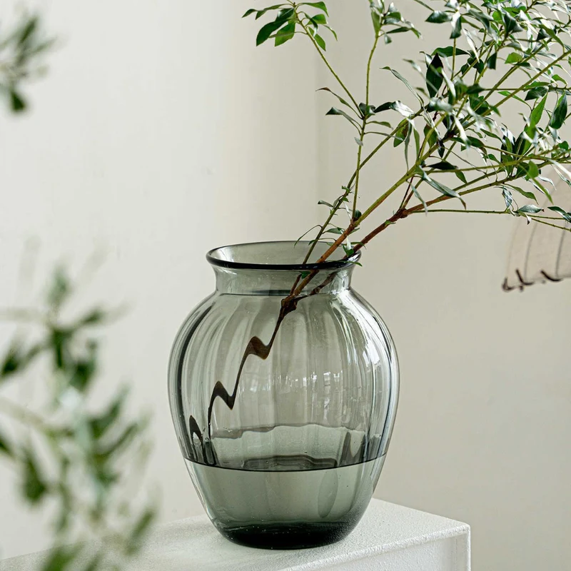 Mouthblown gerippte rauchige Glaslampen-Vase mit schmalem Hals Karnz