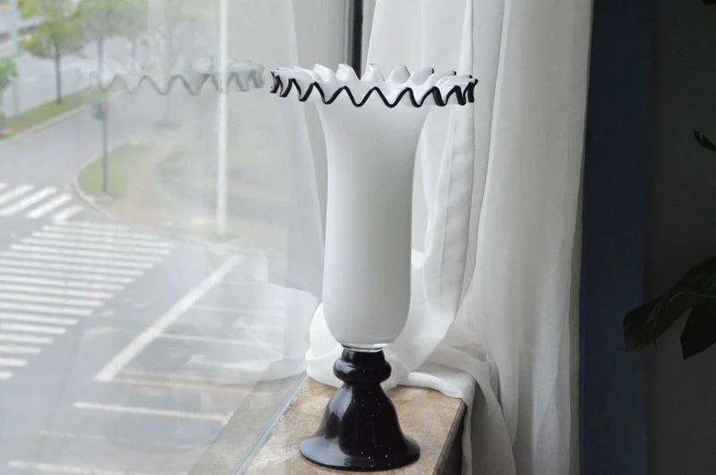 Mouthblown gerippte Podest Kunstglas Trompetenvase Karnz