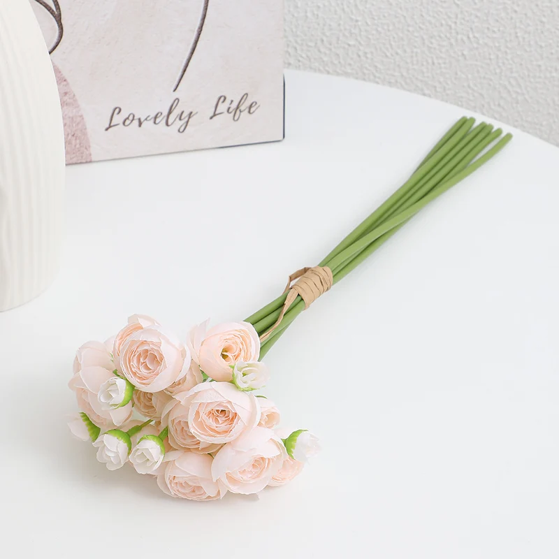 Dekorativer Kunststrauß mit eleganten Rosen Karnz