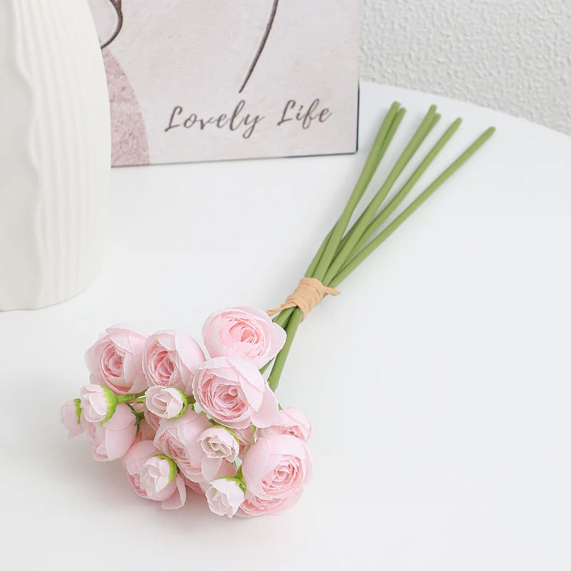 Dekorativer Kunststrauß mit eleganten Rosen Karnz