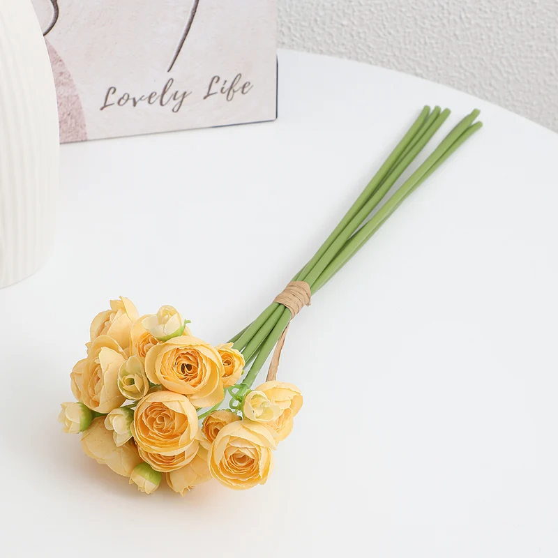 Dekorativer Kunststrauß mit eleganten Rosen Karnz