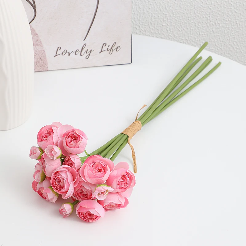 Dekorativer Kunststrauß mit eleganten Rosen Karnz