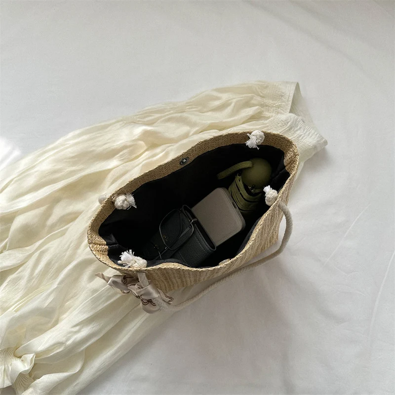 Geflochtene Strohtasche mit dekorativem Schal