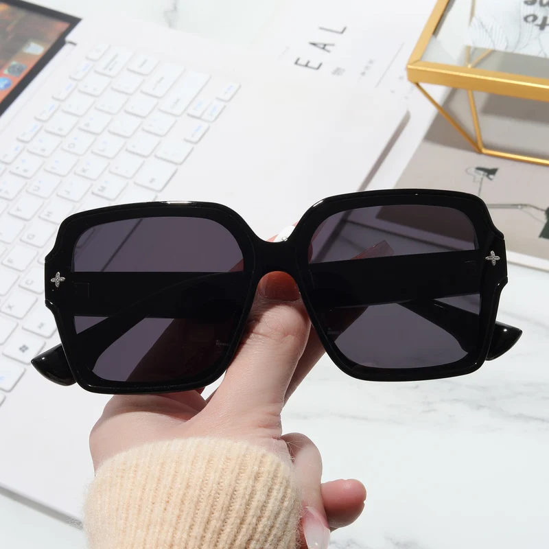 Dame firkantet oversized solbrille med moderne design Luvikno