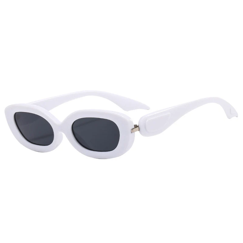 Dame moteriktig solbrille med stilfull buet ramme Luvikno