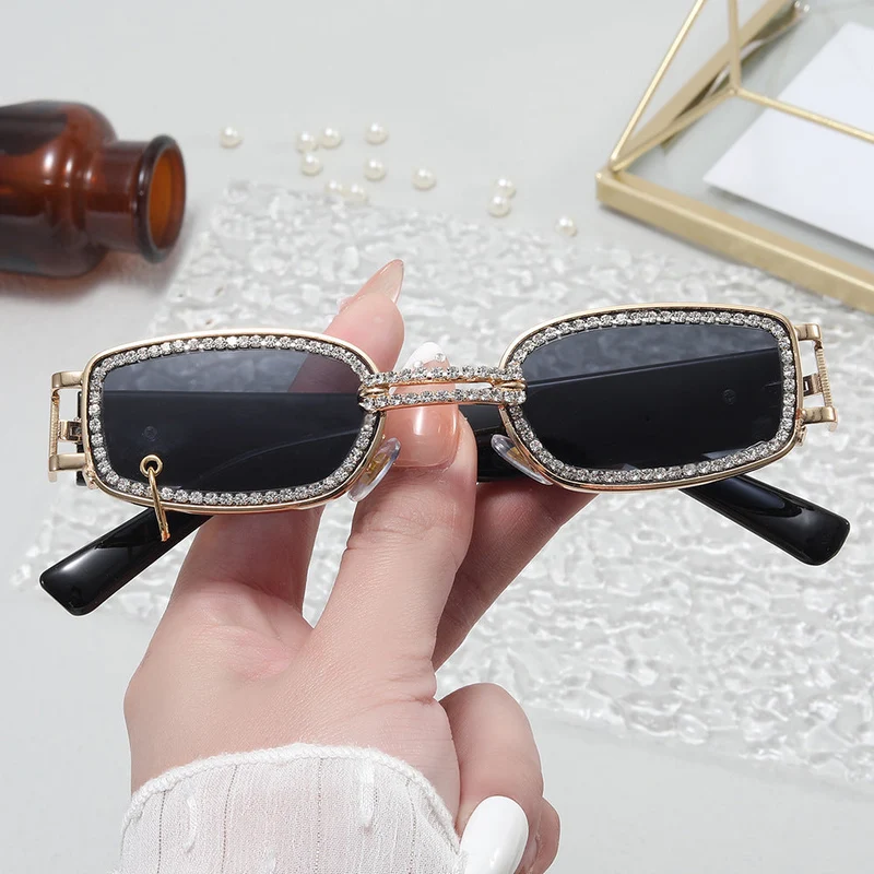 Dame moteriktig solbrille med glitrende krystalramme Luvikno
