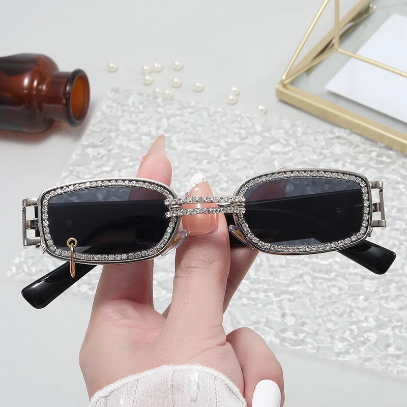 Dame moteriktig solbrille med glitrende krystalramme Luvikno