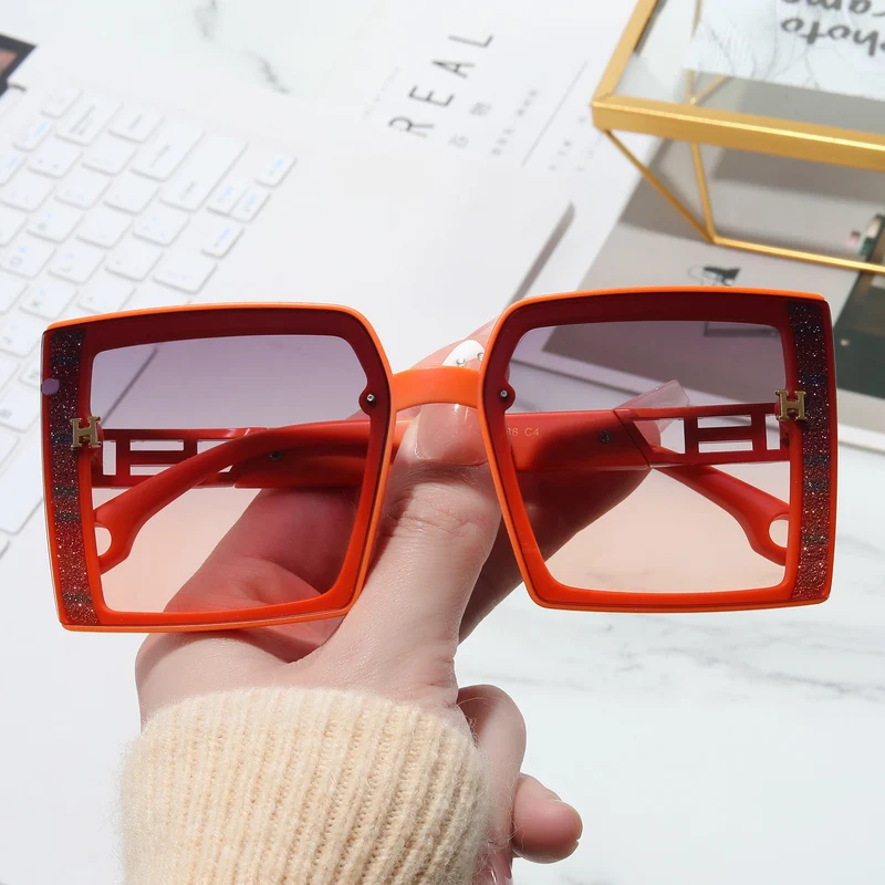 Dame trendy solbrille med ekstravagant, rektangulær ramme Luvikno