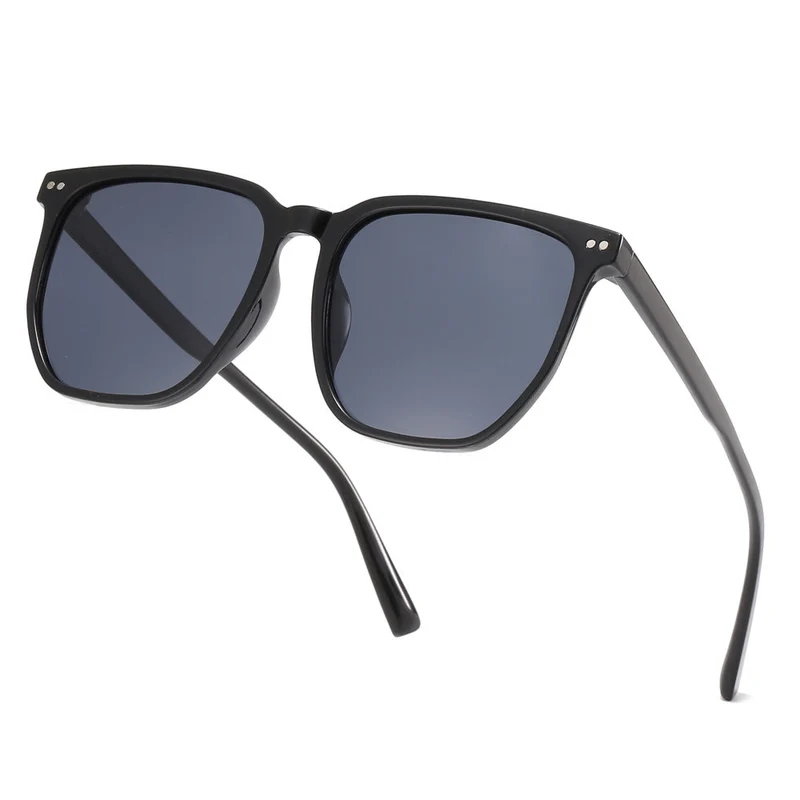 Dame moteriktig solbrille i klart design Luvikno