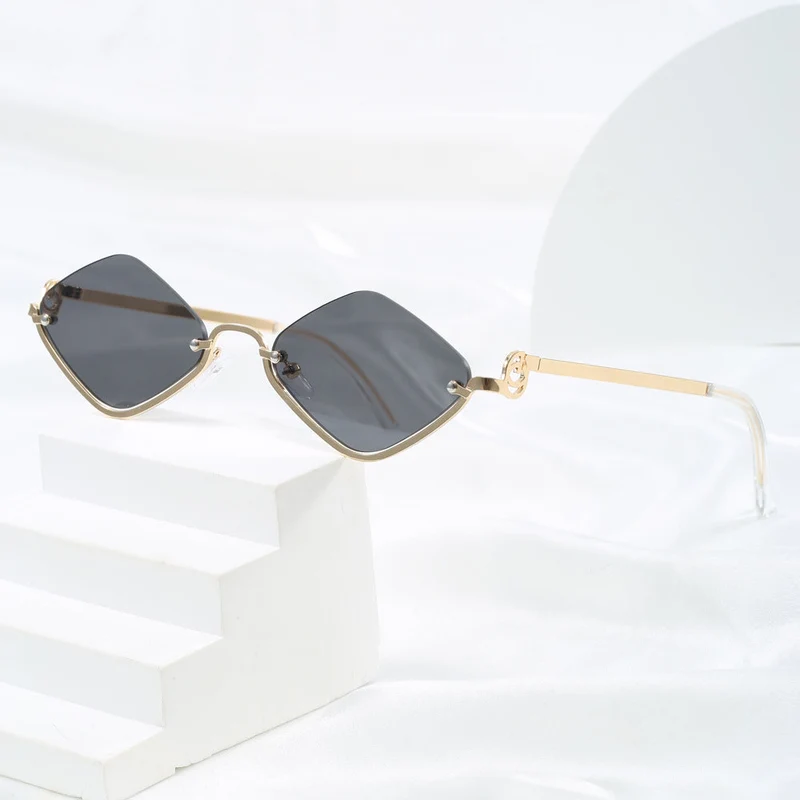 Dame mote kvadratisk solbrille med luksuriøs metallramme Luvikno