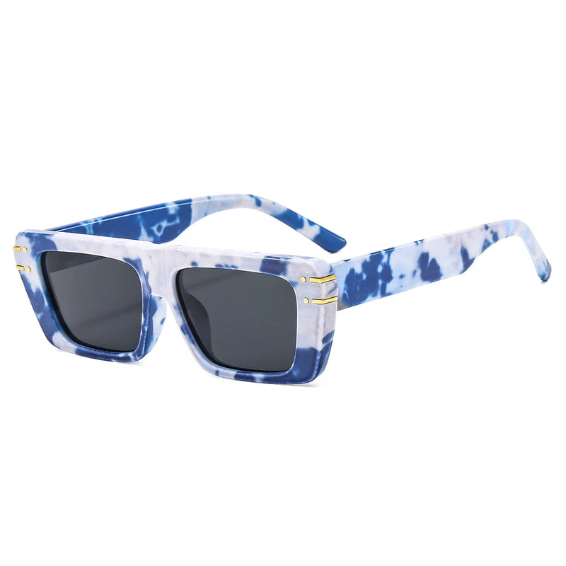 Dame moteriktig kvadratisk solbrille med glitrende akenter Luvikno