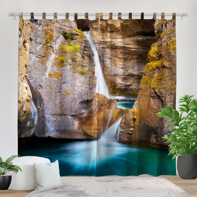 Fotovorhang "Wasserfall auf Felsen"