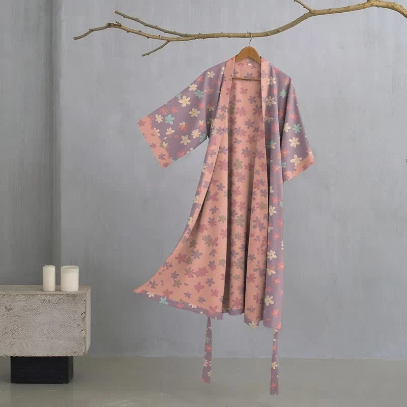 Kimono-Bademantel aus lila Baumwollgaze mit Blumenmuster