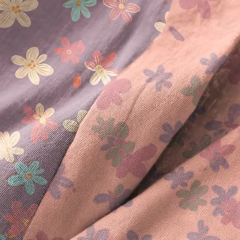 Kimono-Bademantel aus lila Baumwollgaze mit Blumenmuster